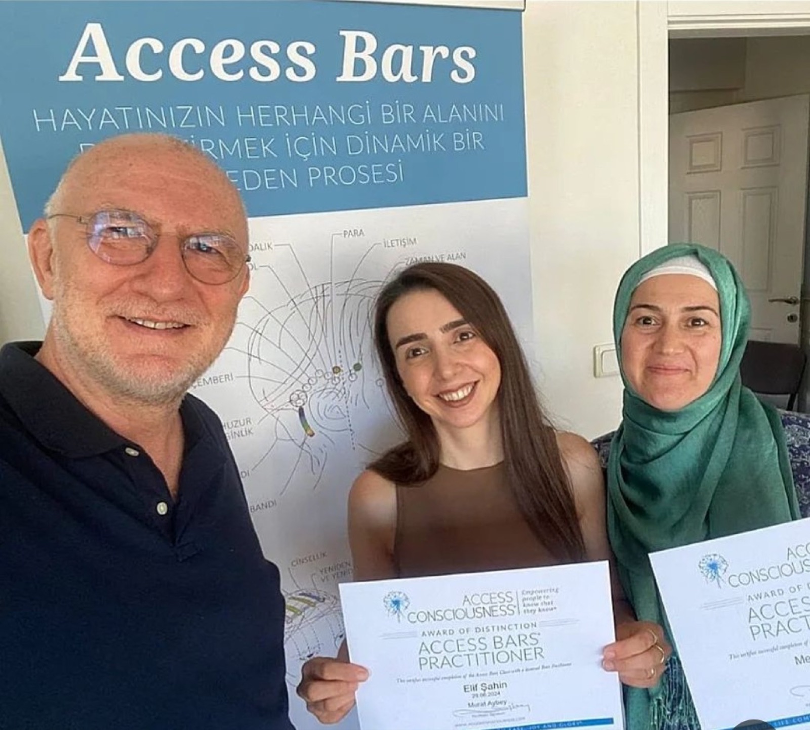 Access Bars sertifikalarıyla katılımcılar ve Murat Aybey